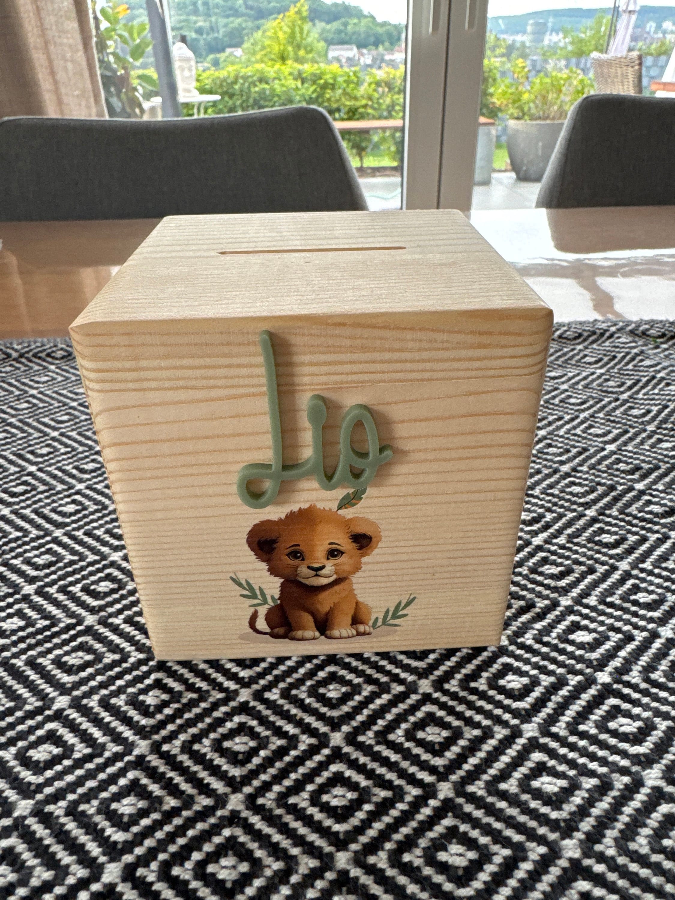 Personalized wooden money box for children: securely lockable and decorative. Ideal gift for birthdays, christenings or Easter.