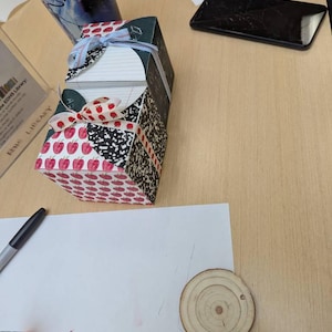 A. hat ein Foto des gekauften Artikels hinzugefügt