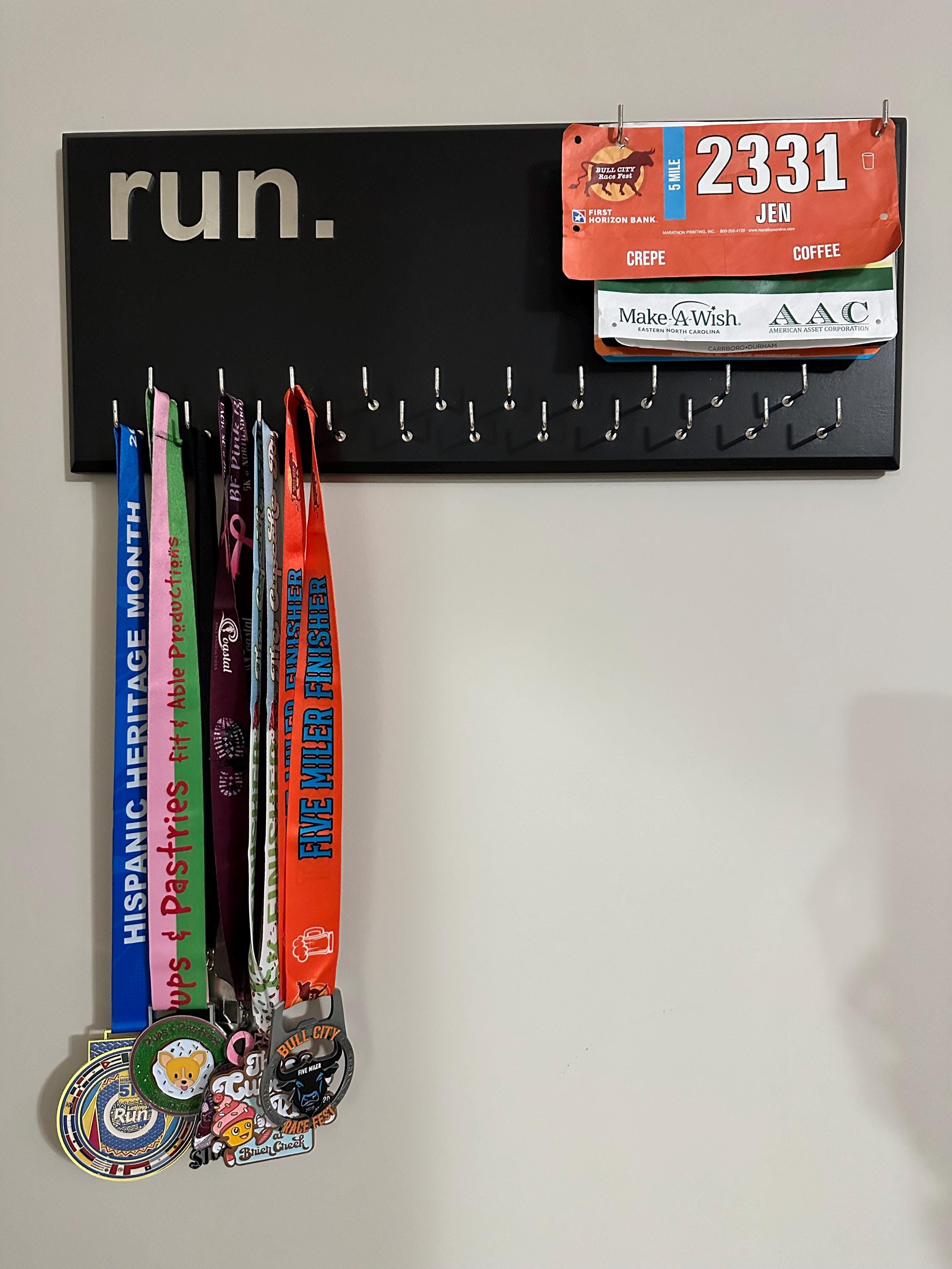 Running Medal Holder with 3D lettering, gray or black with 3D aluminium "run." letters, 21 hooks and BIB holder