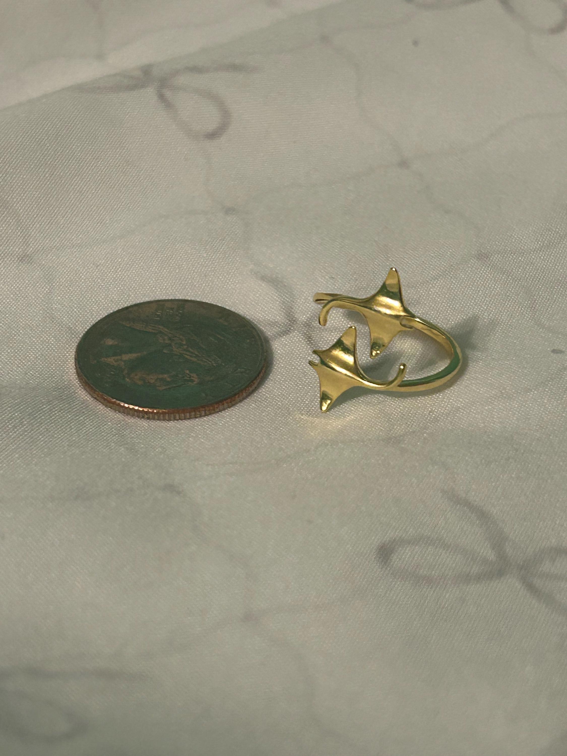 Gold-Manta-Rochen-Ring – 925er Sterlingsilber mit 18 Karat Goldauflage, Zwillings-Manta-Rochen, verstellbarer Ring, Au'au Channel Whales Collection