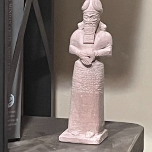 ナブ像：メソポタミアの知恵の神、石灰岩彫刻 - Etsy 日本