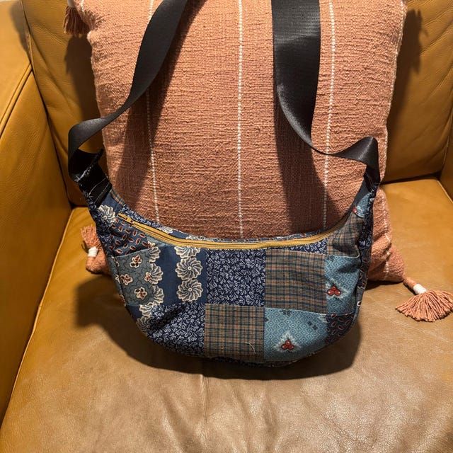Round Sling Bag Sewing Pattern | Half Moon Bag With Pockets