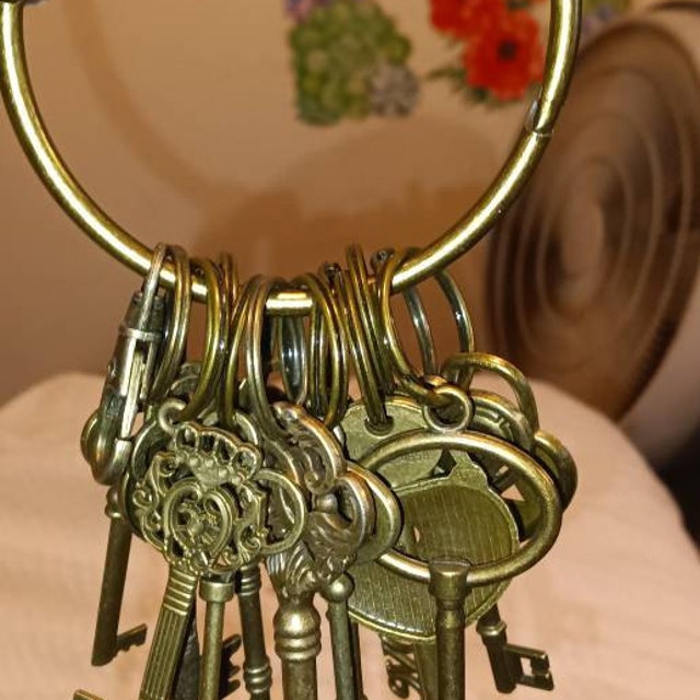 KEY-CHAINS／ANTIQUE／VINTAGE／USA Large Skeleton Key keychain, Antique bronze Finish Key