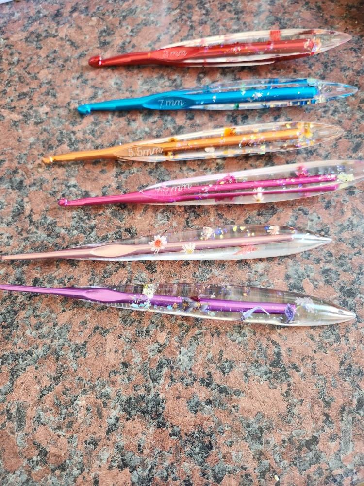 Handcrafted Resin Crochet Hook with Real Flowers and Glitter Accents, Perfect Gift for Crochet Enthusiasts, Unique & Stunning Craft Accessory