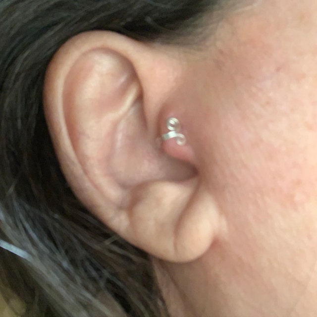 Tragus piercing jewelry top is inside my ear. Only painful when I try to  pull it out through the back. Piercing shops are closed today (columbus day  / indigenous people's day), should