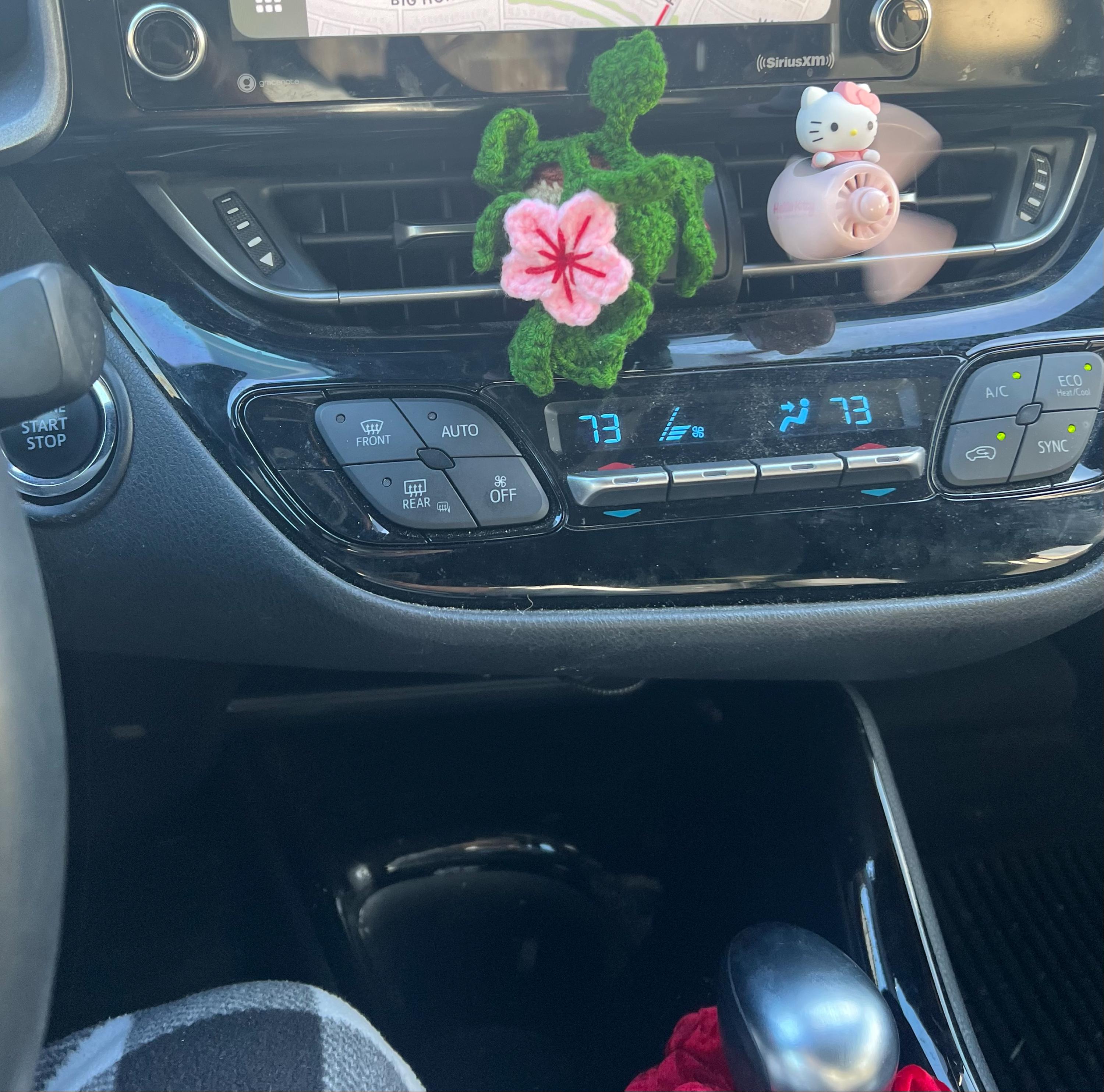 Gehäkelter Pflanzen-Auto-Lüftungsclip, Gehäkeltes Rosa Auto-Dekor, Auto-Zubehör für Frauen, Auto-Lufterfrischer-Dekor, Pflanzenliebhaber-Geschenk