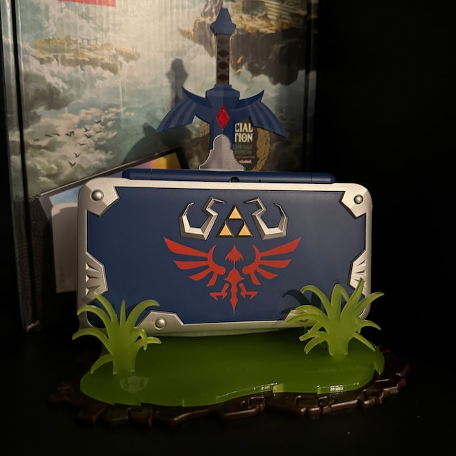 Display for 'hylian Shield' Edition New Nintendo 2DS XL - Etsy Display for 'hylian Shield' Edition New Nintendo 2DS XL - Etsy
