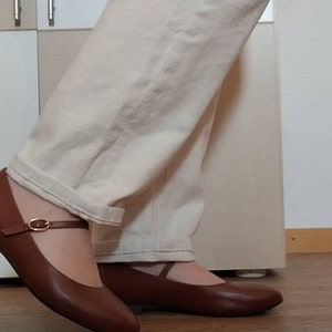 レディースメリージェーンフラットシューズ - コニャックブラウンの本