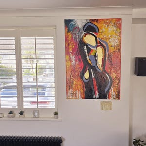 壁にオリジナルのモダンな抽象画、明るいカラフルな絵、質感のある