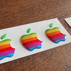 レトロレインボーアップルロゴステッカー：3Dドーム型デカール - Etsy 日本