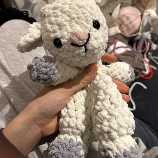 かぎ針編みの子ヤギのぬいぐるみパターン – グレタ、縫わない編み