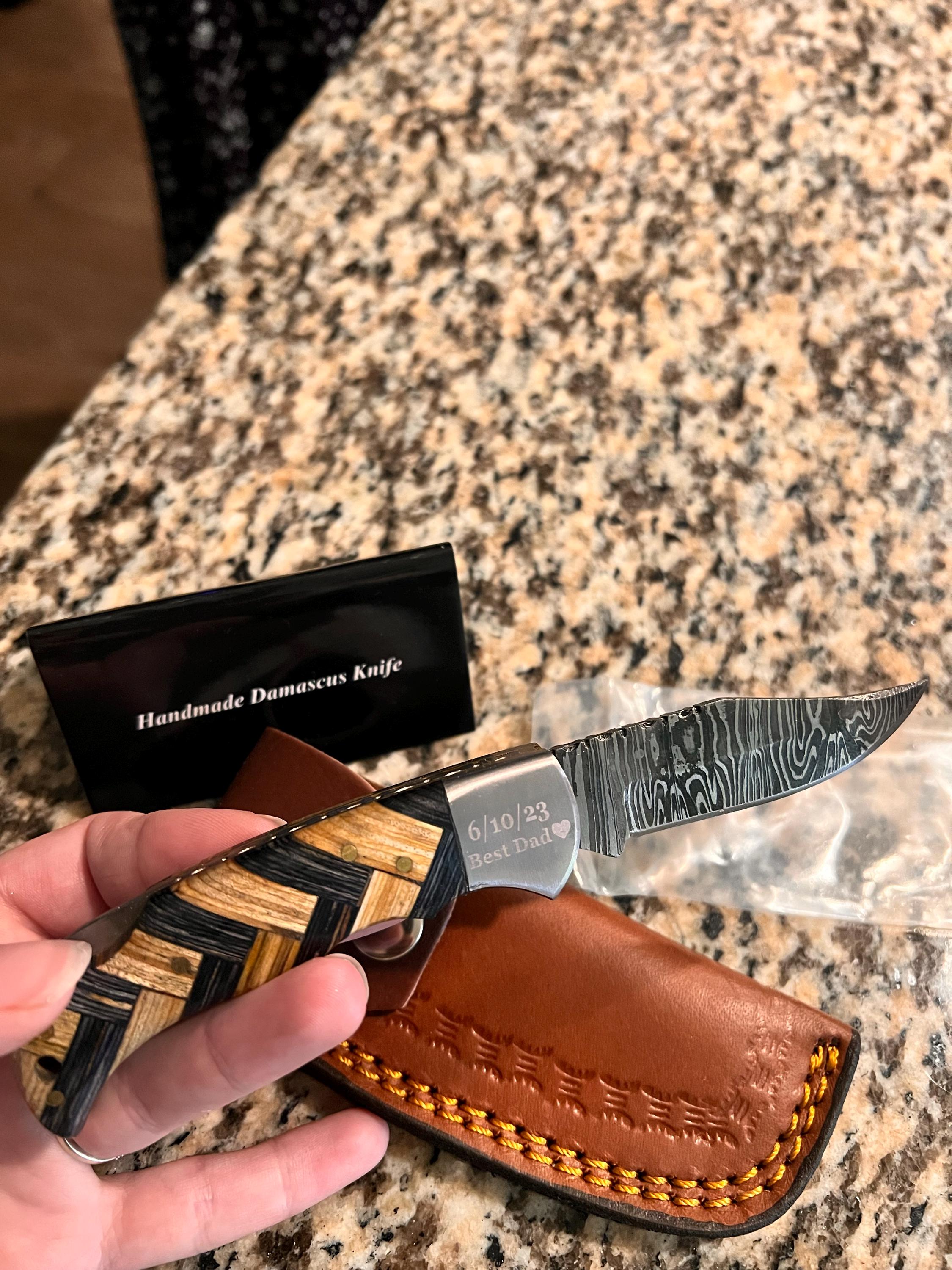 Handgemachtes Damast-Taschenmesser mit Olivenholzgriff, Geburtstagsgeschenk, Klappmesser, Bräutigamsmann-Geschenk, Jahrestag, Hochzeit, personalisiertes Geschenk für Männer