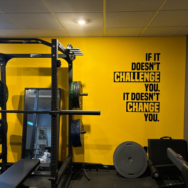 Wandtattoo Mit Spruch 'If It Doesn't Challenge You, It Won't Change You' - 680x1200 Mm, Limettengrün - Für Büro, Fitnessstudio, Zuhause