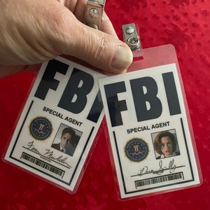 The Office Pam Halpert &amp; Jim Halpert Dunder Mifflin Set of 2 ID Badges ...