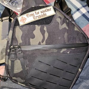 タクティカルEDCスリングバッグ、マルチカムクロスボディホルスター