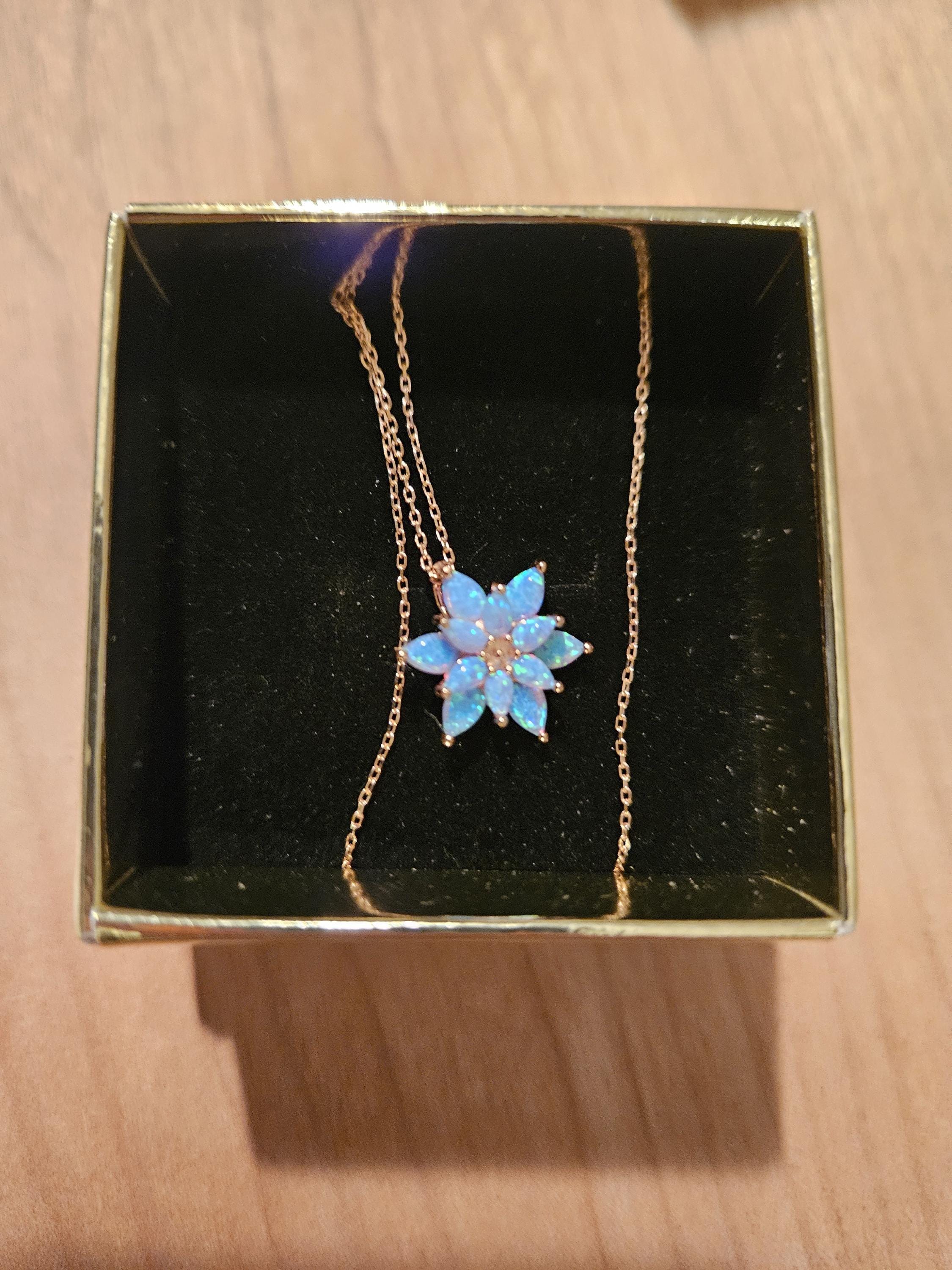 OpalBlumen Halskette, Zierliche Opal Halskette, OpalBlumen Halskette, Weiße Opal Halskette Gold, Muttertagsgeschenk, Brautjungfern Halskette, Geschenk für sie
