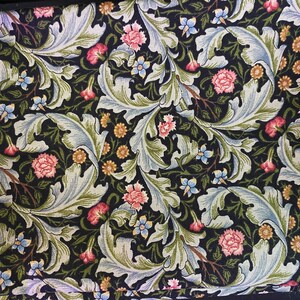 Tessuto Stampato Digitale Rose & Hubble Garden Rose Su Sfondo Argento, 100% Cotone, Larghezza 112 Cm, Per Lavori Artigianali, Quilting, Decorazioni Per La Casa E Lavori Per Bambini. - Italia - Foto 3