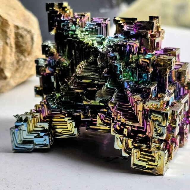 ビスマス結晶 ビスマス（Bi）金属結晶 虹色に輝く金属鉱物標本