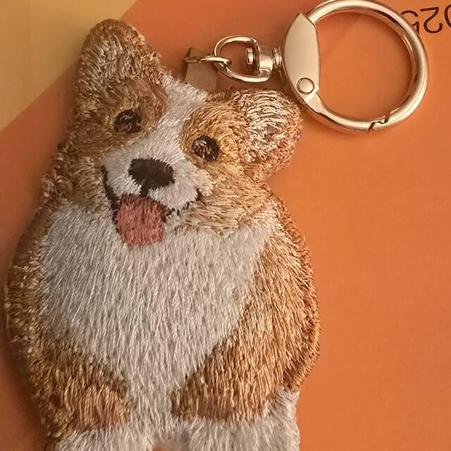  ベティ コーギー キーホルダー 刺繍入りコーギーキーホルダー（チャーム）。高品質な職人技。ご家族