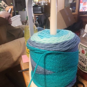 Wool Jeanie le support de boule de fil magnétique qui alimente en faisant  tourner la laine pour le tricot et le crochet ainsi que des broches et des  bases supplémentaires 