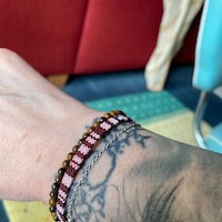 Boho surfarmband gepersonaliseerd met letter - Handgemaakte armband voor dames, heren of stellen - Waterdichte en verstelbare vriendschapsarmband - België Boho surfarmband gepersonaliseerd met letter - Handgemaakte armband voor dames, heren of stellen - Waterdichte en verstelbare vriendschapsarmband - België