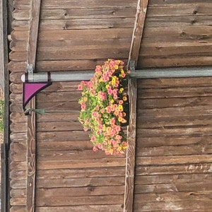 Enovate Hangs EZ 2 Pcs Fence Post Hangers with Green Ivy Inserts, Plant Hanger Garden Hook Fits 2 3/8 Diameter Posts