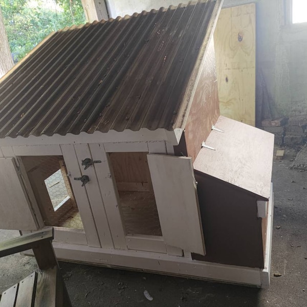 Small Flock Chicken Coop Plans - Simple, Strong and Easy to Make With ...