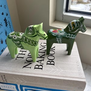 手作りのダーラ馬の置物：スウェーデンの民芸品 - Etsy 日本