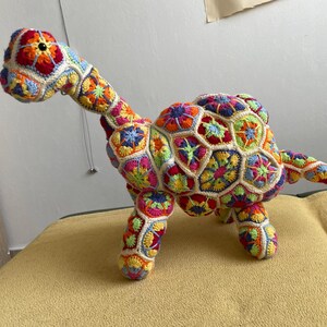 アフリカンフラワー恐竜のかぎ針編みパターン、アミグルミブロント