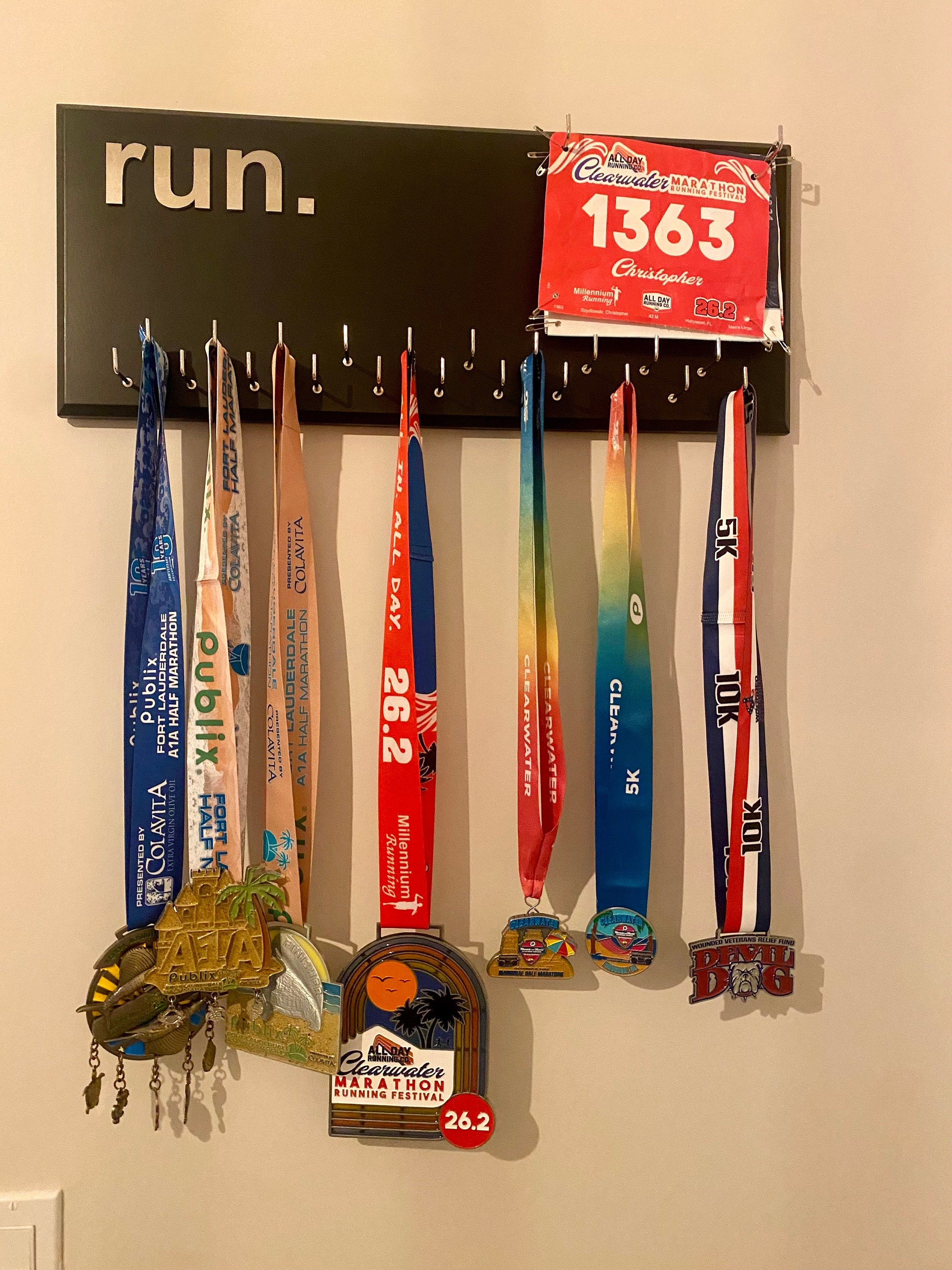 Running Medal Holder with 3D lettering, gray or black with 3D aluminium "run." letters, 21 hooks and BIB holder