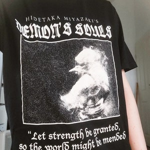 宮崎英高の『デモンズソウル ソウルズボーン』Tシャツ - Etsy 日本