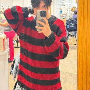 赤と黒のストライプ柄ニットジャンパー、グランジ風プルオーバー