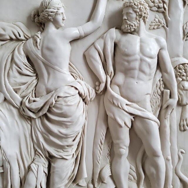 ヘラクレスの戴冠式。浅浮き彫り。Hercules. 31×29,5 cm Relief of Hercules Crowned by Glory. 50 Cm. Molded Marble