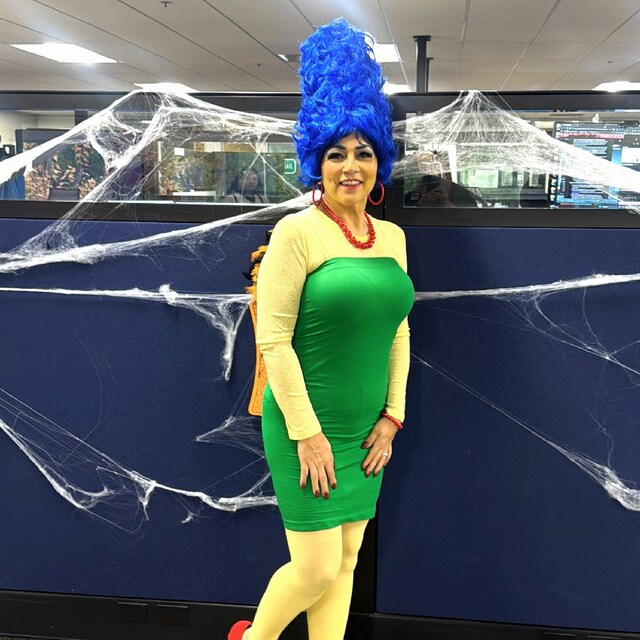 Marge Simpson Blue Beehive Cartoon Wig With Yellow Gloves - 90s Fancy Dress Costume Marge Simpson Blue Beehive Cartoon Wig With Yellow Gloves - 90s Fancy Dress Costume