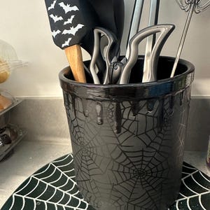 マットブラックの調理器具、ゴシックウェブホルダー、キッチンポット