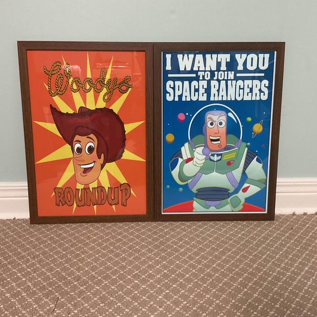 【新品】ディズニー テーマパーク 額装ポスター 「バズライトイヤー」 新品】ディズニー テーマパーク 額装ポスター 「バズライトイヤー」