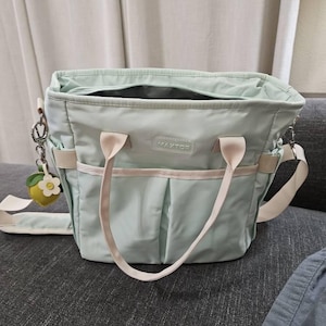 Portachiavi A Forma Di Pera, Ciondolo Per Borsa Color Verde E Oro. Accessorio Simpatico E Originale Per Donna, Ragazza. Regalo Divertente Per Compleanno O Natale.