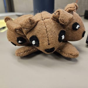 ケルベロス 三つ頭の犬のモンスター ふわふわのぬいぐるみの縫い付け
