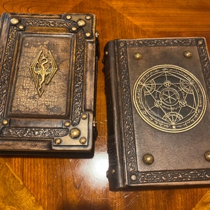 Skyrim レザー ジャーナル - 8 x 10 インチ大 - 600 ページの空白 