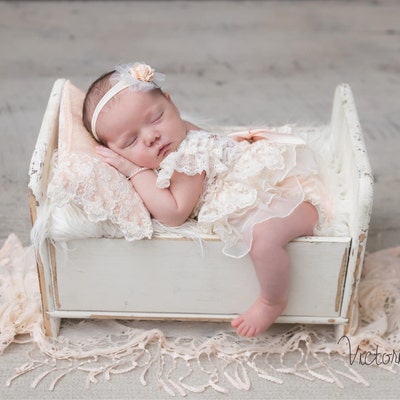 Newborn Girl Photography Props – Lace Romper & Bonnet Set For Baby Photoshoots | 0-1 Month