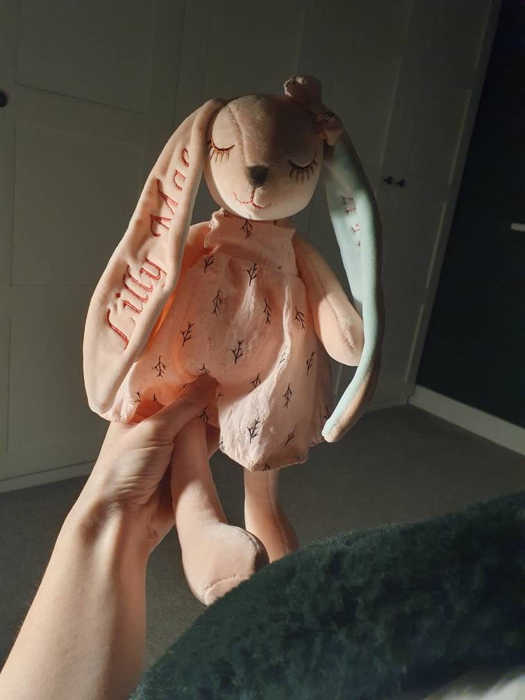 Entzückender personalisierter Hase: Ein aufmerksames Babyparty-Geschenk für Neugeborene - Personalisierter Hase mit Stickerei