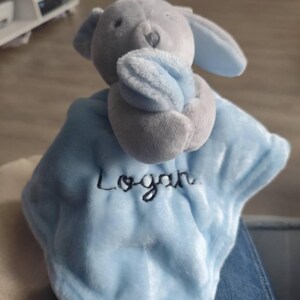 Doudou Lapin personnalisé brodé - Rose - L'idée de Jenny | Broderie