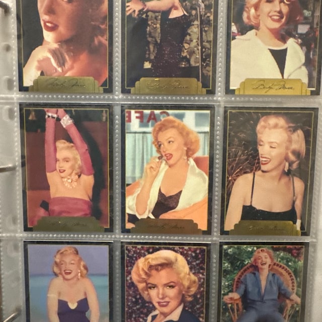 4 Packs of Marilyn Monroe Series II Vintage Trading Cards. 9 Foil