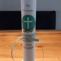 Taufe Kerze Kommunionkerze Mit Regenbogen & Blumen Als Motiv Bedruckt & Personalisiert Mit Name, Datum & Text Als Geschenk Zur Kommunion Aus Echtwachs Mit 25 Cm Höhe Stabkerzen 4cm Durchmesser