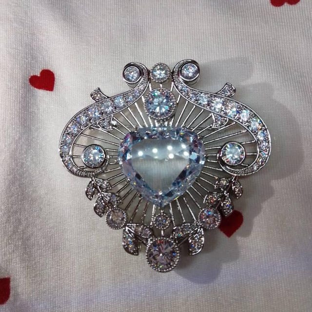 Spilla Natalizia A Forma Di Renna Con Zirconi Cubici Cristallini, In Ottone, 5,2x4 Cm, Regalo Donna Elegante