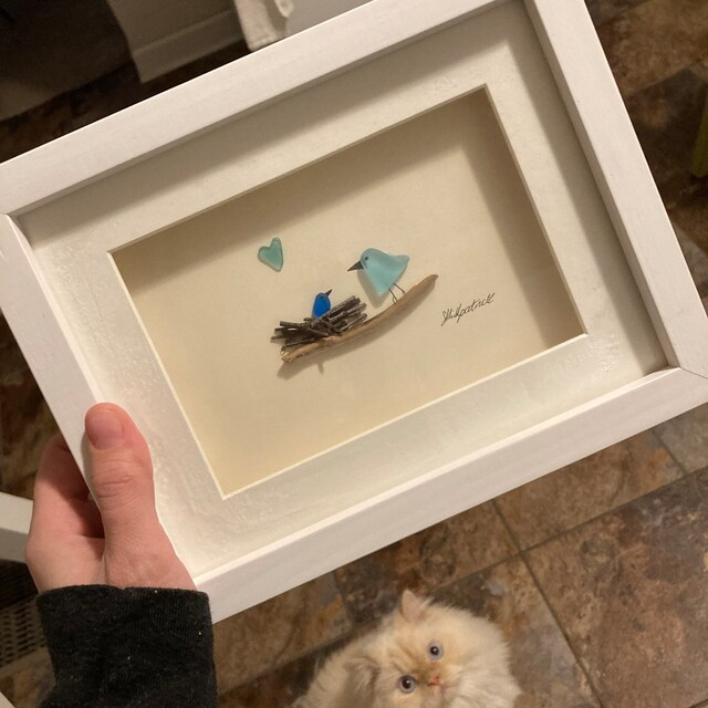 小石アートとシーグラスの絵画 - 額入りのユニークな手作り作品 *巣を