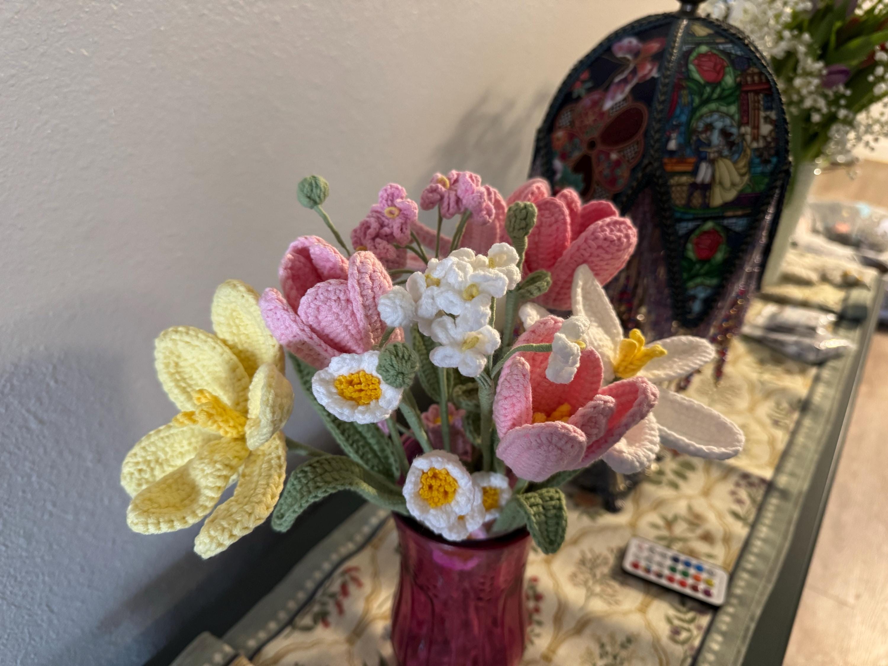 Gehäkelter Blumenstrauß, Tulpe, Rosa, Weiß, Lila, Blau, ewig, Abschluss, Geburtstag, Geschenk für Freundin, Schwester, Freundin, Liebe, Ostern