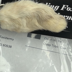 幸運のウサギの足のキーホルダーチャーム、天然毛皮色、ハンドメイド
