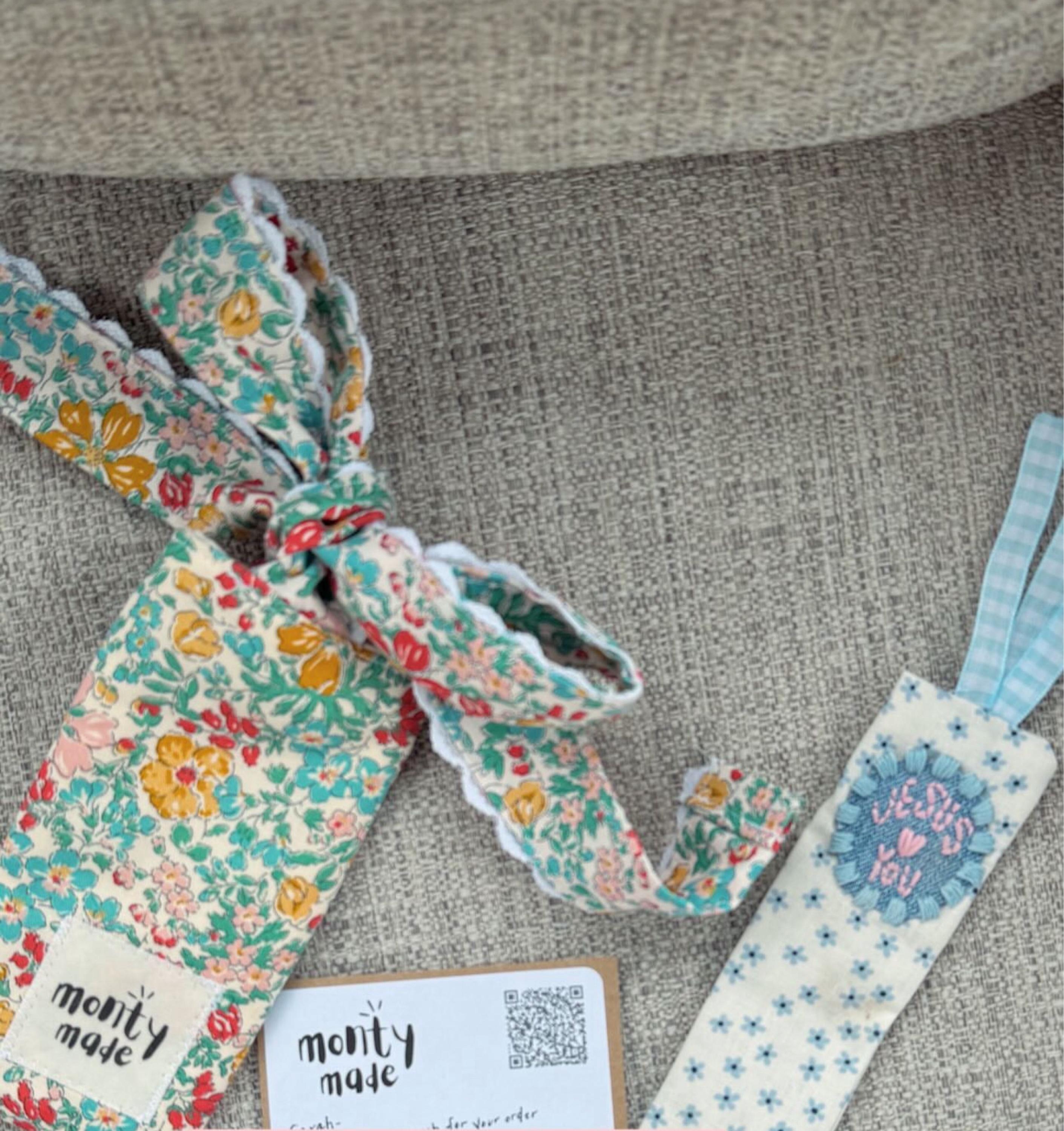 embroidered fabric bible bookmark (Jesus loves you)