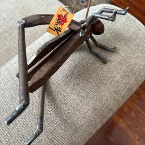 鉄道の釘のバッタの彫刻：リサイクル金属のガーデンアート - Etsy 日本